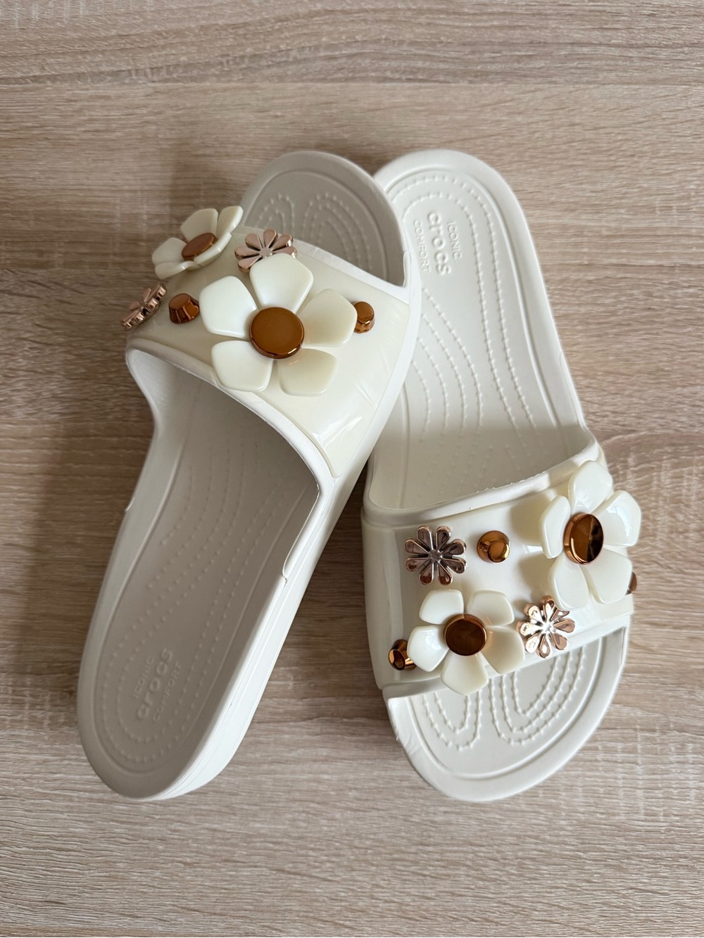 Crocs Sloane Daisy Slide Sandal metal blooms Sz 9
